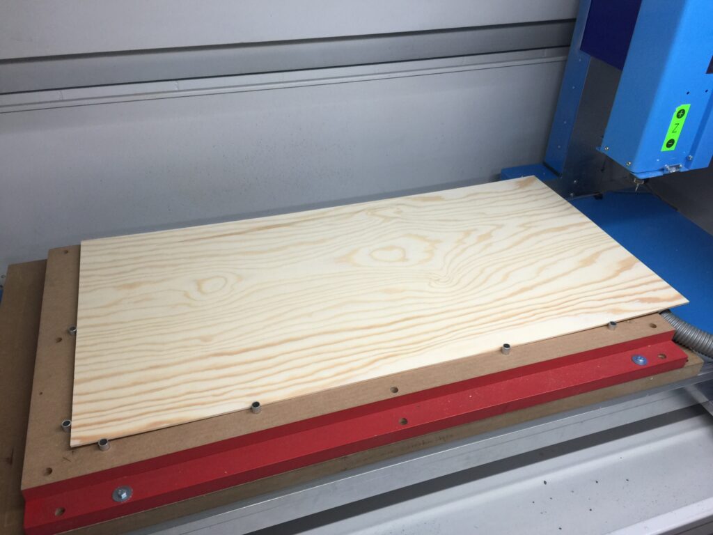 Sperrholz auf Vakuumplatte auf CNC-Fräse