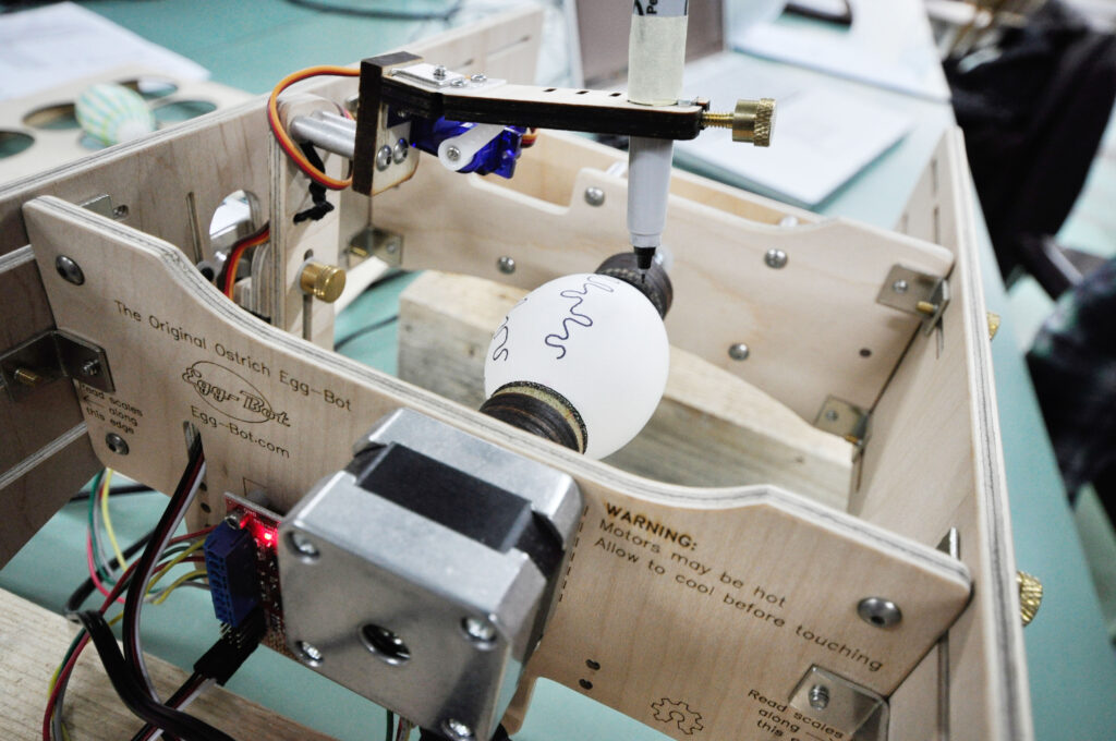 eggbot CNC Roboter Fablab Zürich Ostereier Bemalen