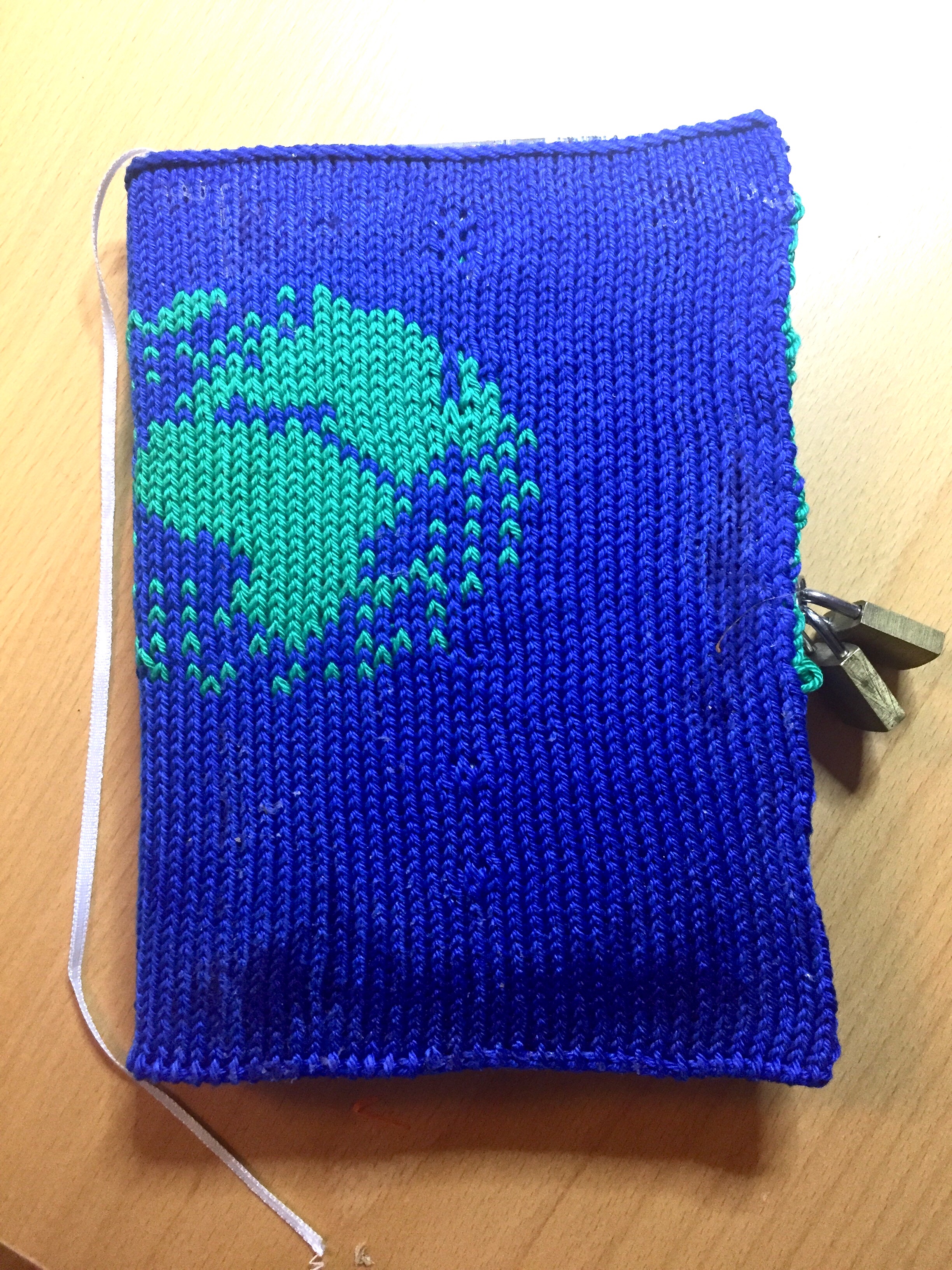 Buchhülle gestrickt mit Hacked knitting machine