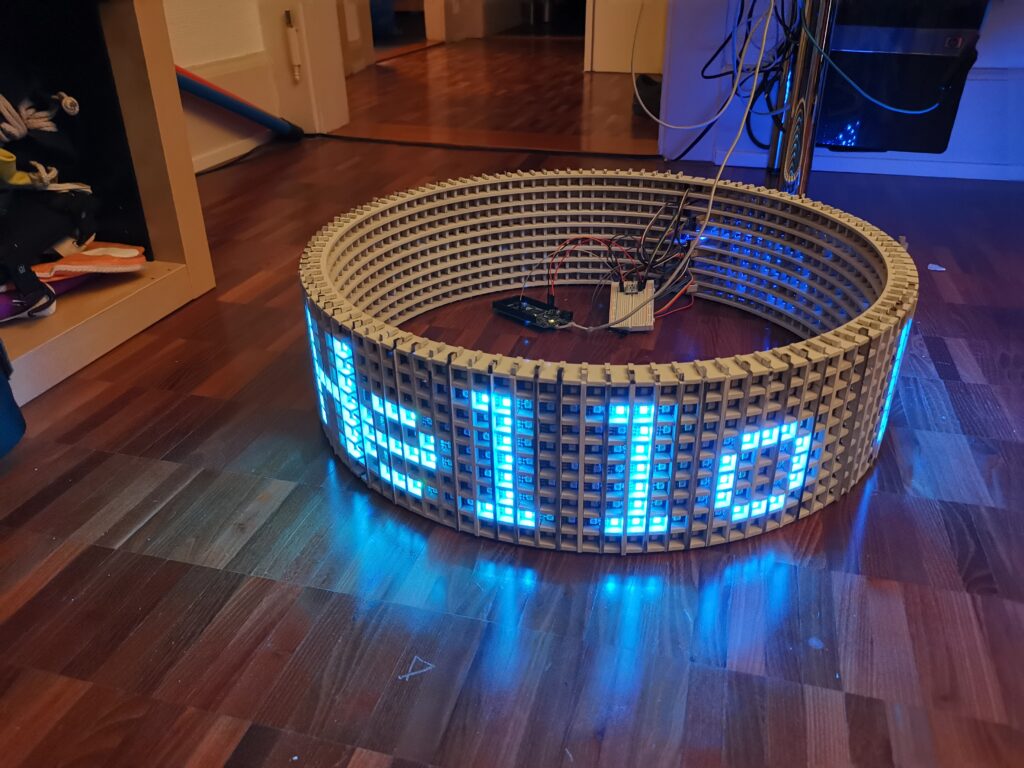 Rundes LED Display auf welchem "Hello" angezeigt wird