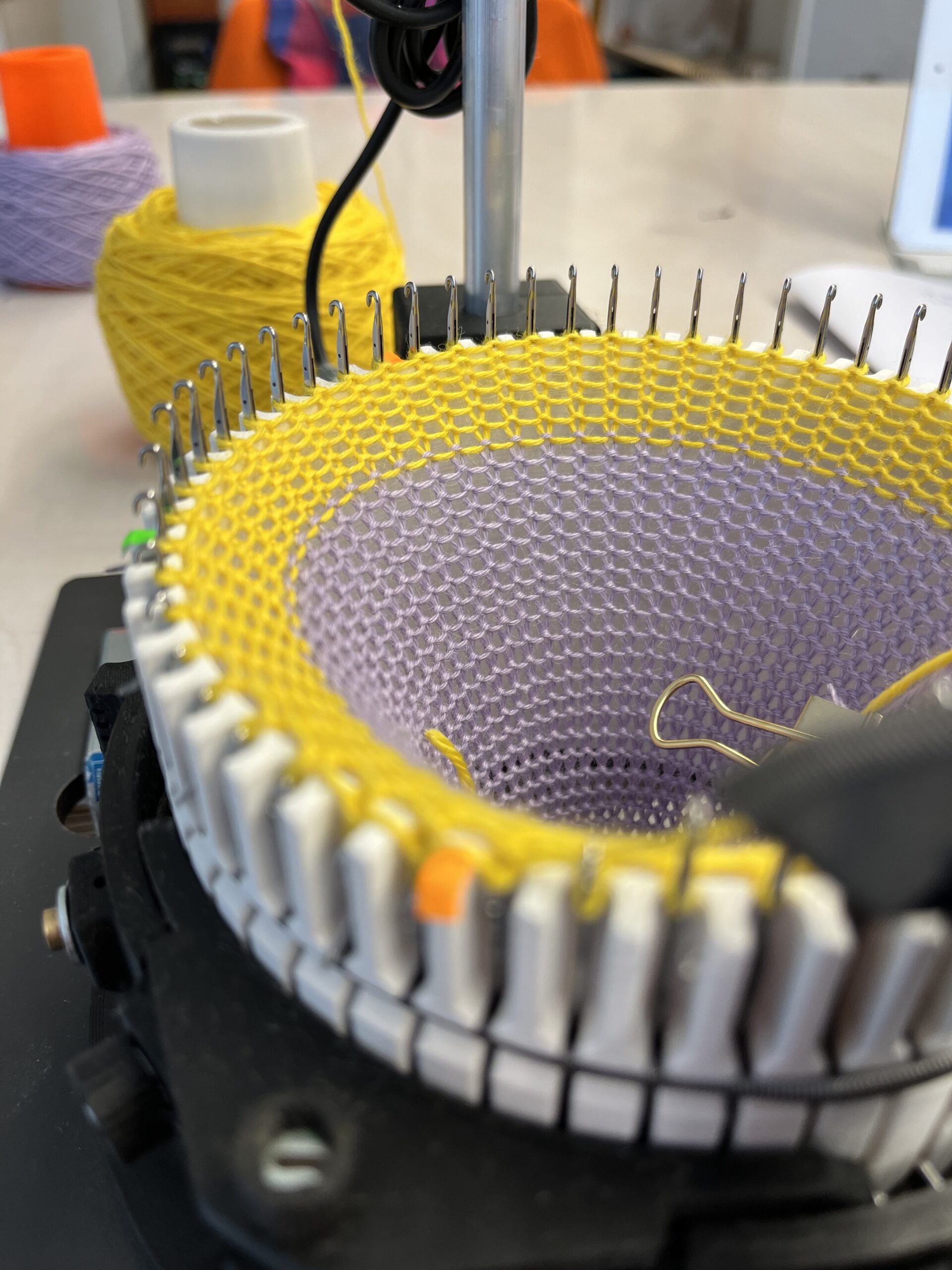 Socken Workshop Einführung: CSM-Rundstrickmaschine